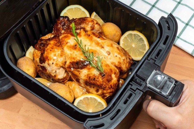 Frango com batata (Imagem: rafa jodar | Shutterstock) - (crédito: EdiCase) Frango com batata (Imagem: rafa jodar | Shutterstock) - (crédito: EdiCase)