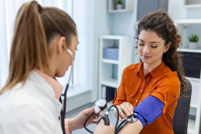 A pressão alta é uma doença silenciosa e pode atingir pessoas de todas as idades (Imagem: Photoroyalty | Shutterstock) - (crédito: EdiCase) A pressão alta é uma doença silenciosa e pode atingir pessoas de todas as idades (Imagem: Photoroyalty | Shutterstock) - (crédito: EdiCase)