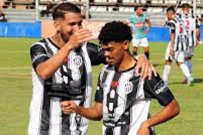 O zagueiro Marquinhos (E) e o atacante Vaqueiro (D) foram afastados pela AFA - (crédito: Divulgação/El Porvenir) O zagueiro Marquinhos (E) e o atacante Vaqueiro (D) foram afastados pela AFA - (crédito: Divulgação/El Porvenir)