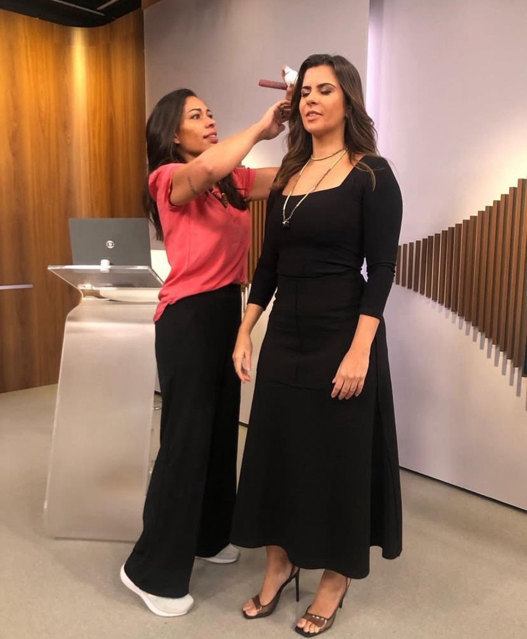Sheyla Silvanna atua com estética para TV, filmes e produtoras. Na foto, com a jornalista Camila Bomfim