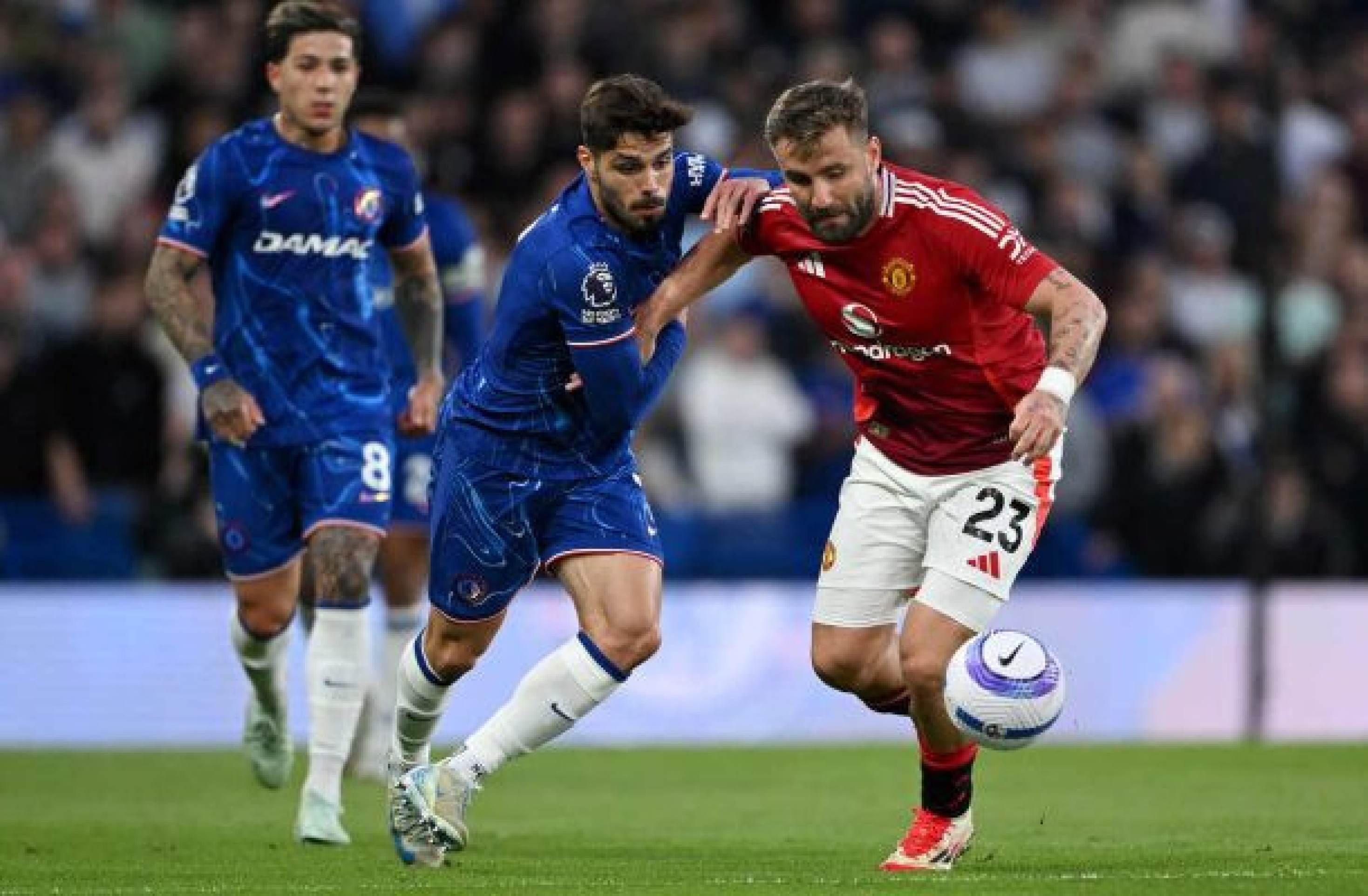 Chelsea vence o United e segue firme na briga por vaga na Champions