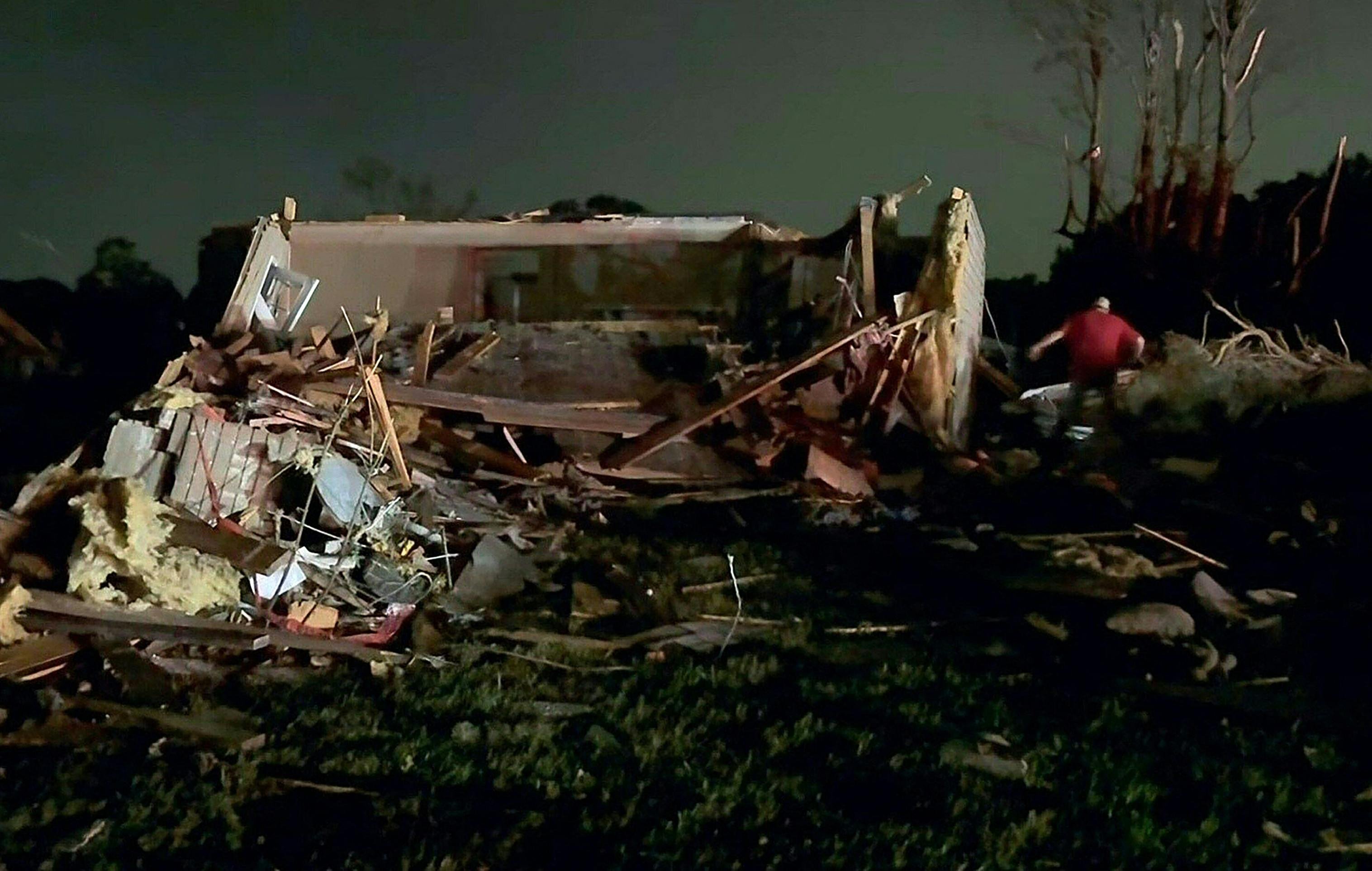 Em Kentucky, ao menos 14 mortes foram confirmadas. De acordo com o governador Andy Beshear, o número de vítimas pode aumentar nas próximas horas, à medida que as equipes de resgate continuam as buscas por sobreviventes      