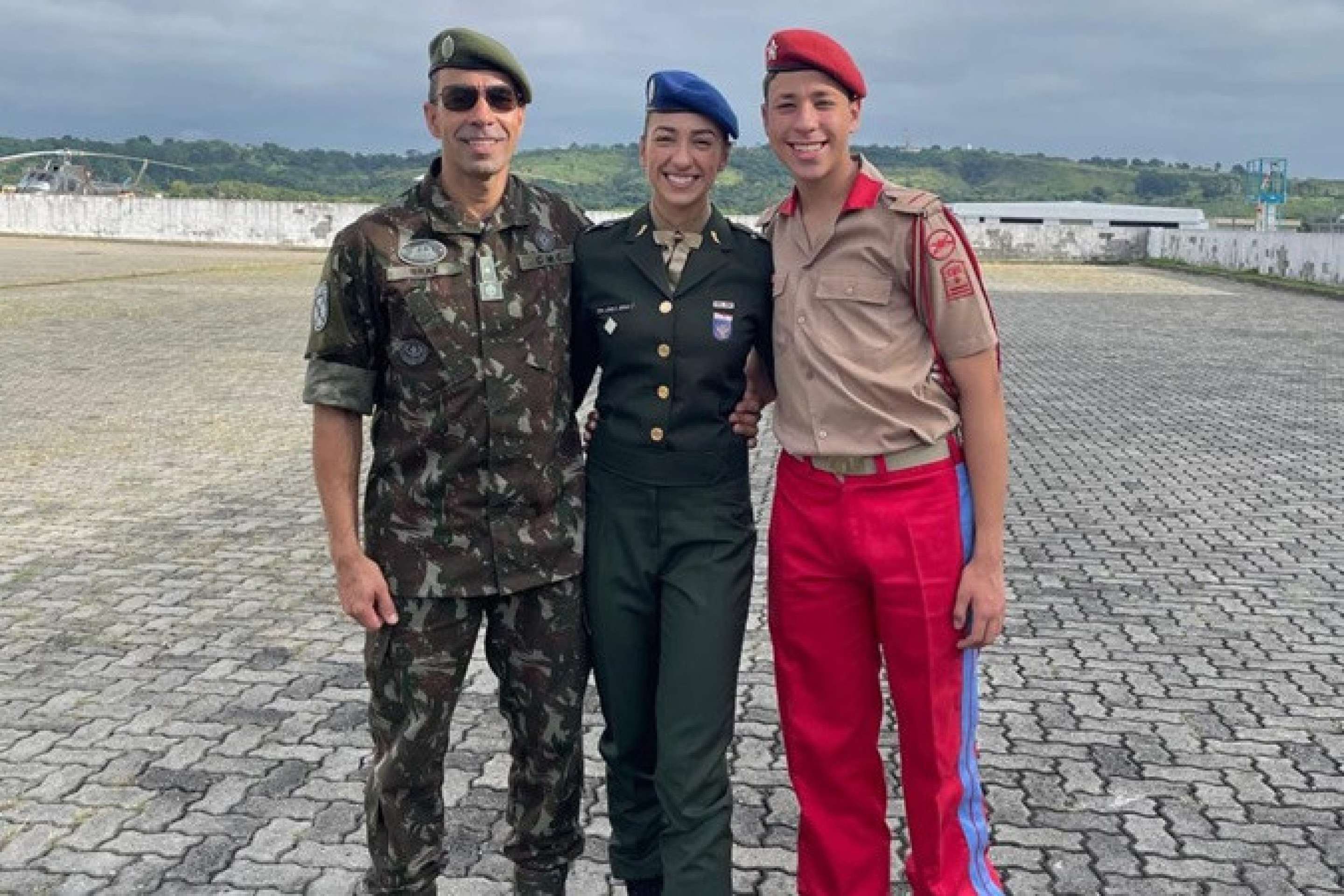 Emily com o pai e o irmão, na formatura do Cavex