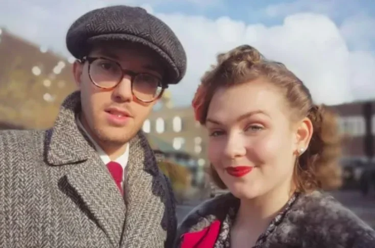Casal Britânico Viaja no Tempo: Reconstruindo a Vida dos Anos 40 e Compartilhando a Nostalgia na Internet