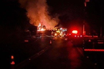 Corpo de Bombeiros foi acionado no início da madrugada deste sábado (17) para incêndio em carreta na BR-116 -  (crédito: CBMMG)