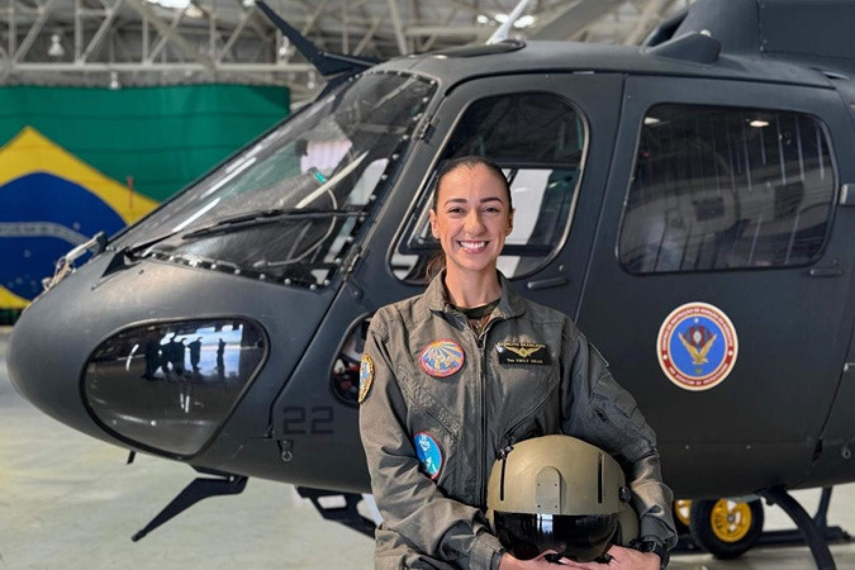 Conheça Emily Braz, a primeira mulher piloto de helicóptero do Exército Conheça Emily Braz, a primeira mulher piloto de helicóptero do Exército