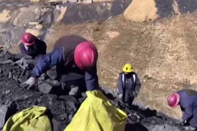 A principal atividade econômica é a mineração de ouro, realizada de forma artesanal e perigosa. - (crédito: Reprodução de vídeo The Sun) A principal atividade econômica é a mineração de ouro, realizada de forma artesanal e perigosa. - (crédito: Reprodução de vídeo The Sun)
