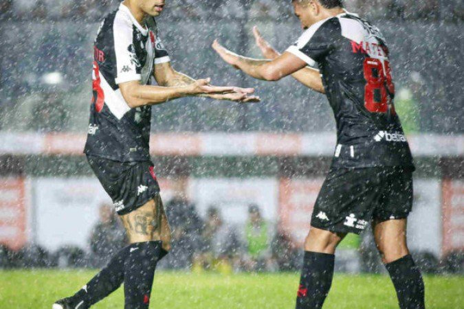 MATHEUS CARVALHO - Entrou aos 42 do segundo tempo na vaga de Hugo Moura. Poucos minutos em campo e ainda falhou uma vez na defesa. Quase foi gol do Fortaleza. SEM NOTA. Foto: Matheus Lima/Vasco
