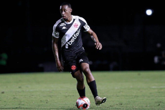 LUIZ GUSTAVO – Um pouco inseguro no jogo aéreo e errando em algumas antecipações. Saiu bem com a bola, mas foi o jogador menos eficaz da defesa. E tome brinca de Diniz.  NOTA 5,5. Foto: Matheus Lima/Vasco