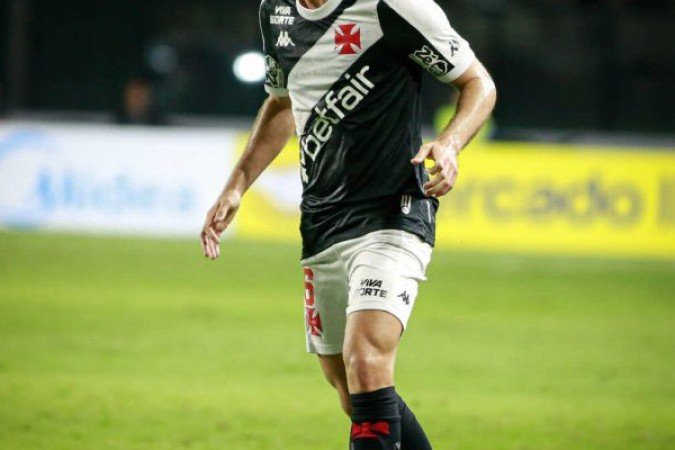 LUCAS PITON – Assim como Paulo Henrique, foi muito acionado no apoio, com qualidade nos passes, mas poucos cruzamentos na área. Na defesa, se saiu bem.  Iniciou a jogada do terceiro gol. NOTA 7,0. Foto: Matheus Lima/Vasco