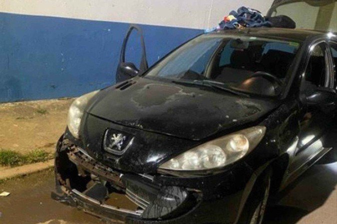Carro roubado em Luziânia, Goiás, foi recuperado no Itapoã - (crédito: Divulgação/PMDF) Carro roubado em Luziânia, Goiás, foi recuperado no Itapoã - (crédito: Divulgação/PMDF)