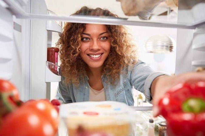 O ideal é guardar produtos menos perecíveis na porta da geladeira, onde a temperatura é maior - (crédito: Getty Images) O ideal é guardar produtos menos perecíveis na porta da geladeira, onde a temperatura é maior - (crédito: Getty Images)
