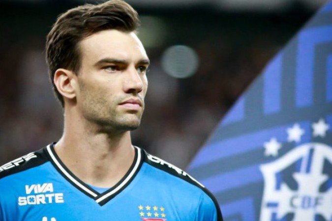 LÉO JARDIM – Vacilou, perdendo o tempo da bola no primeiro lance do jogo e, por muita sorte, o Fortaleza não marcou. Depois se tranquilizou e fez jogo seguro. NOTA 6,0. Foto: Matheus Lima/Vasco