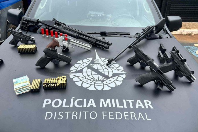Durante a operação, foram apreendidas oito armas de fogo. Três suspeitos foram detidos - (crédito: Divulgação/PMDF) Durante a operação, foram apreendidas oito armas de fogo. Três suspeitos foram detidos - (crédito: Divulgação/PMDF)