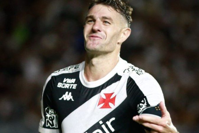 VEGETTI – No primeiro tempo, uma boa jogada quando saiu da área. Mas, dentro dela, pouco conseguiu. Não recebeu bolas aéreas para finalizar de cabeça e, quando teve a bola no pé, não conseguiu sucesso. Mas aí veio o segundo tempo e, antes do primeiro minuto, estava no lugar certo para fazer 2 a 0. Depois, no lugar certo para fazer o terceiro. Chegou aos 50 gols pelo Vasco, é o artilheiro do Brasil em 2025 (17 gols) e o artilheiro da Série A ao lado de Arrascaeta (7 gols). Com ele é bola na rede 