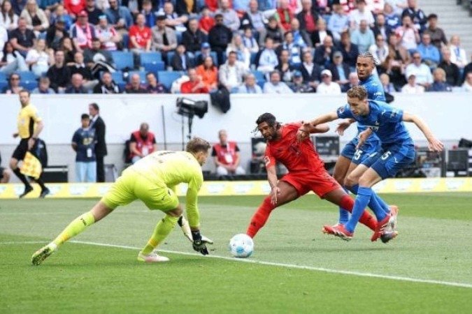 Gnabry, do Bayern Munique, disputa a jogada com Arthur Chaves, do Hoffenheim - (crédito: Alex Grimm/Getty Images) Gnabry, do Bayern Munique, disputa a jogada com Arthur Chaves, do Hoffenheim - (crédito: Alex Grimm/Getty Images)