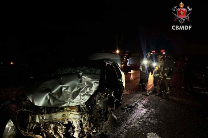 Um menor de idade se envolveu em um acidente ao dirigir um Siena transportando uma criança de 9 anos - (crédito: CBMDF) Um menor de idade se envolveu em um acidente ao dirigir um Siena transportando uma criança de 9 anos - (crédito: CBMDF)