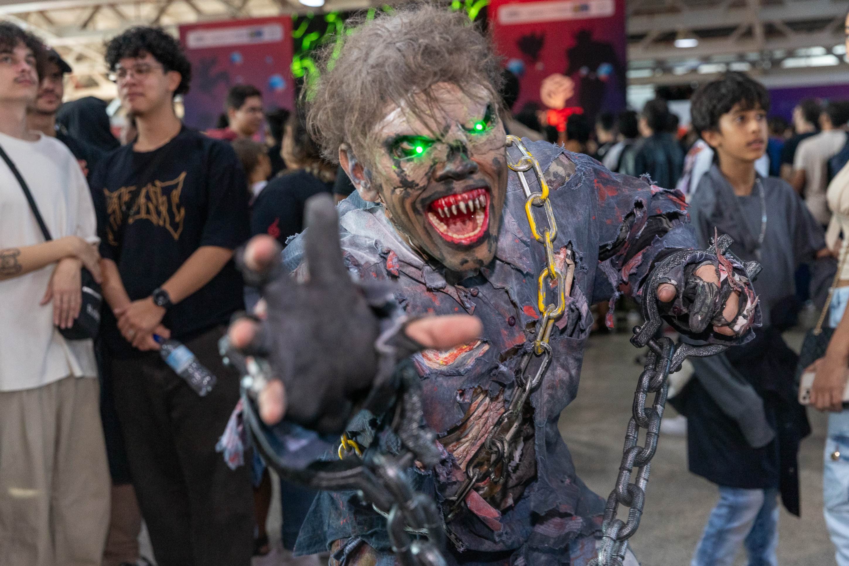  Luís Carlos Ferreira, caracterizado como um zumbi de criação própria, veio de São Paulo para participar do festival pela primeira vez     