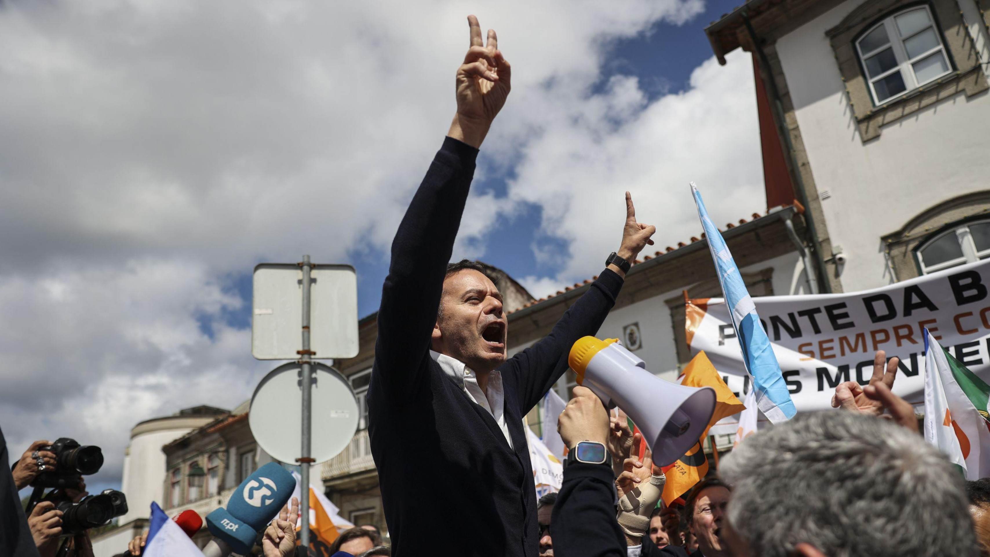 Pedro Nuno Santos, do Partido Socialista, ocupa o segundo lugar nas pesquisas, com pouca distância, mas com pouca chance de vitória -  (crédito: José Coelho/EPA)
