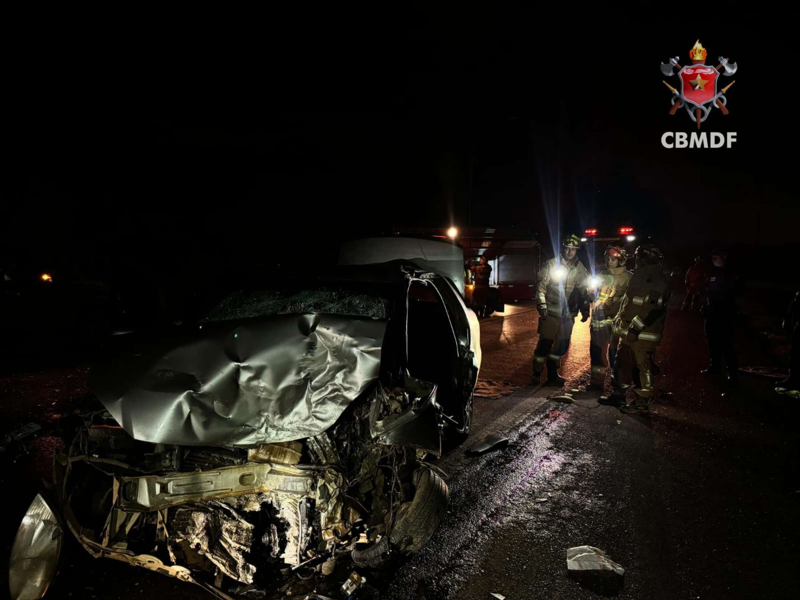 Um menor de idade se envolveu em um acidente ao dirigir um Siena transportando uma criança de 9 anos  -  (crédito: CBMDF)