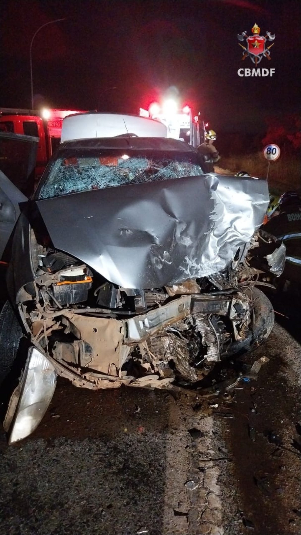 Quatro pessoas ficaram feridas no acidente, entre elas o menor que conduzia o veículo, a criança que estava no carro e as duas mulheres que ocupavam o outro veículo envolvido no acidente 