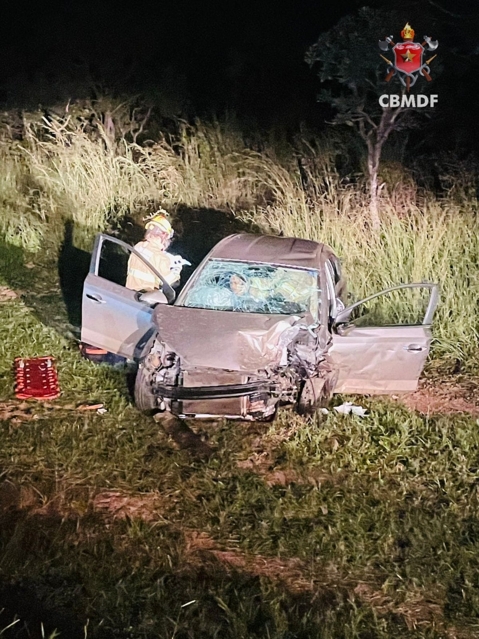 Um menor de idade se envolveu em um acidente ao dirigir um Siena transportando uma criança de 9 anos 