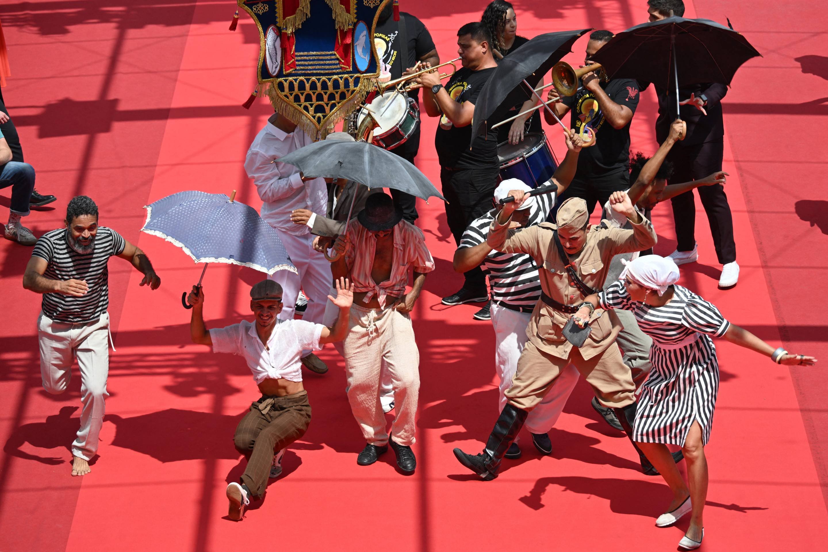 Brasil leva apresentação de frevo para o tapete vermelho do Festival de Cannes  que exibe neste domingo o filme 
