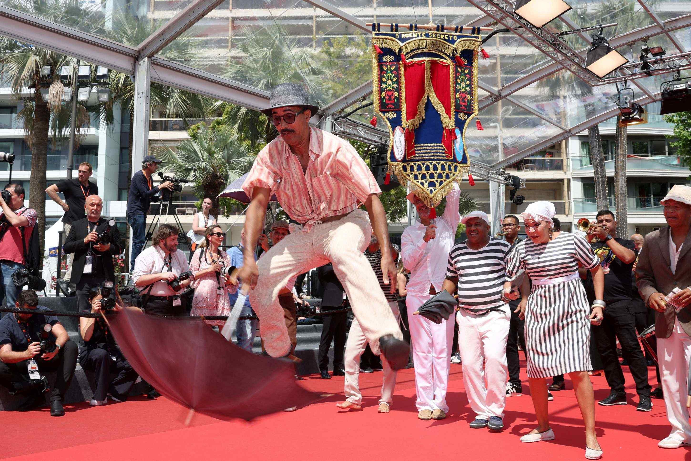 Brasil leva apresentação de frevo para o tapete vermelho do Festival de Cannes  que exibe neste domingo o filme 