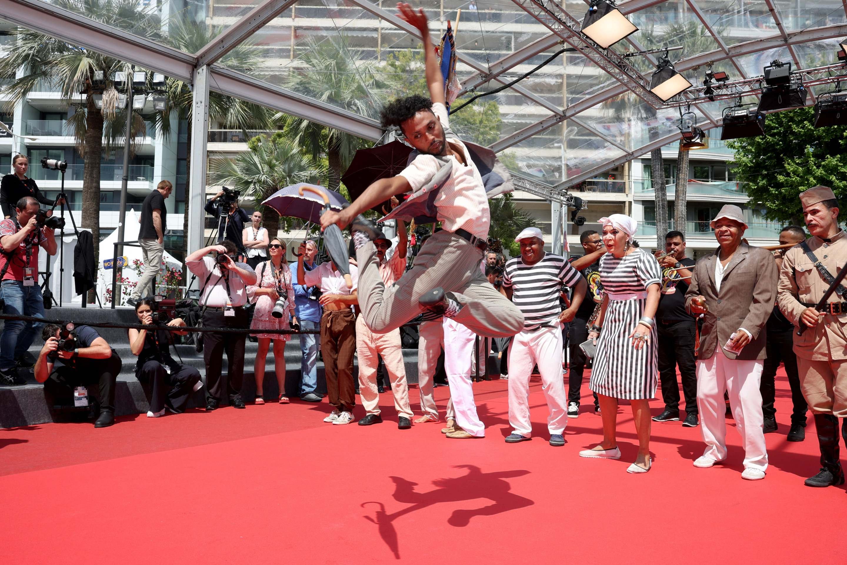 Apresentação de Frevo no tapete vermelho do Festival de Cannes durante a entrada da equipe do filme Agente Secreto         