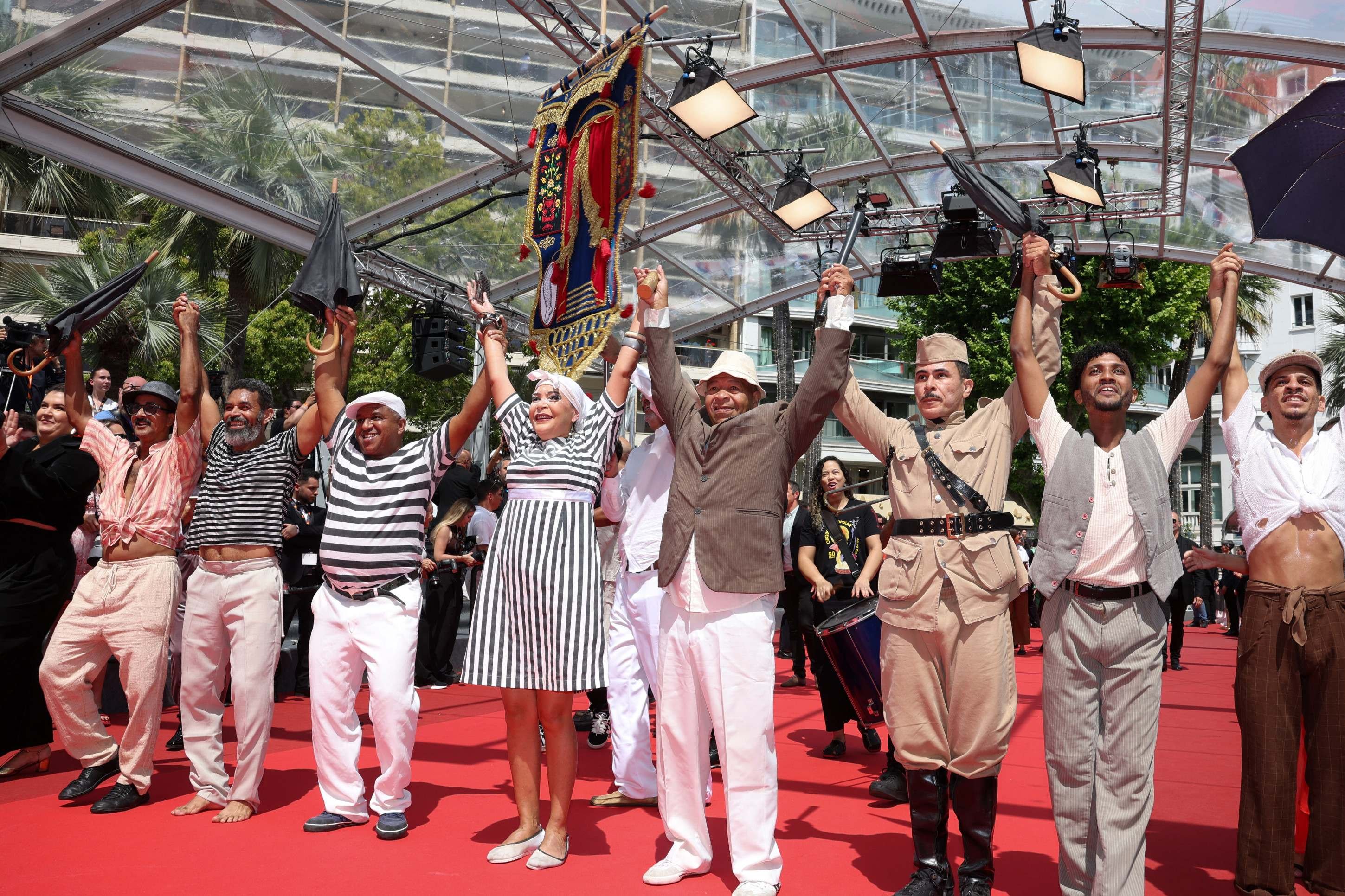 Apresentação de Frevo no tapete vermelho do Festival de Cannes durante a entrada da equipe do filme Agente Secreto         