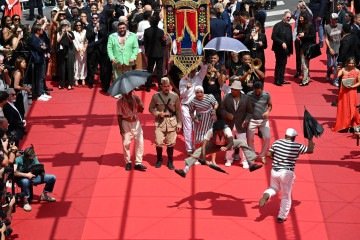 Apresentação de Frevo no tapete vermelho do Festival de Cannes durante a entrada da equipe do filme Agente Secreto        -  (crédito:  AFP)