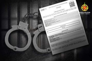 De acordo com informações da PMDF, a atitude suspeita do condutor de uma motocicleta chamou a atenção dos policiais -  (crédito: Divulgação/PMDF)