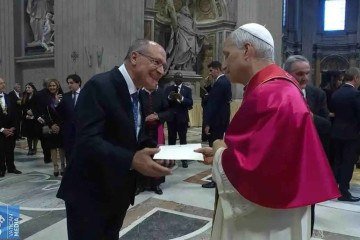 Alckmin entrega ao papa a carta escrita pelo presidente Lula, depois da missa inaugural do novo pontificado -  (crédito: Reprodução/Vatican News)