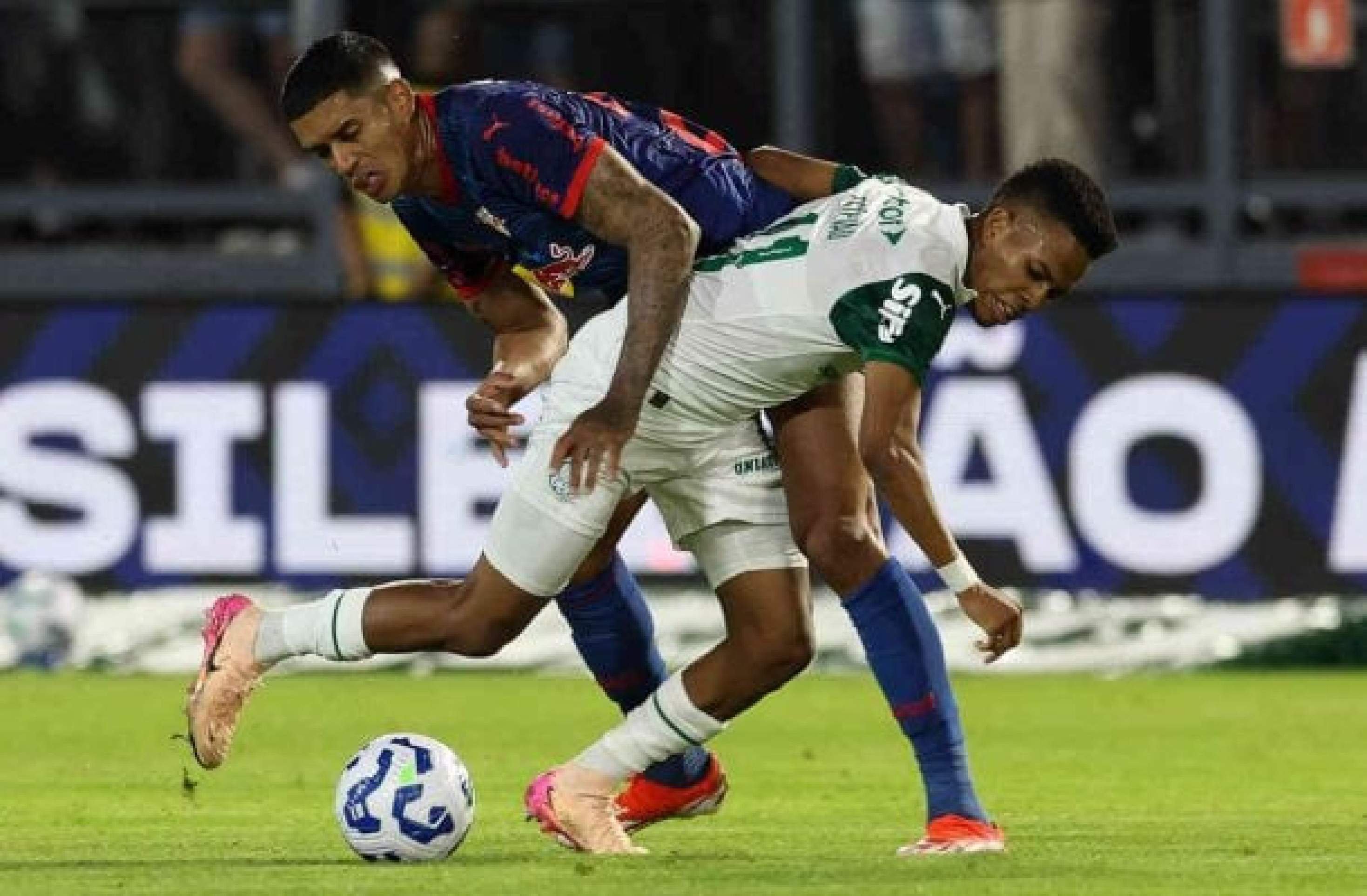Estevão na tem vida fácil diante do Bragantino. Contudo,o líder Palmeiras se deu bem: venceu de virada, por 2 a 1 -  (crédito: Cesar Greco/Palmeiras/by Canon))
