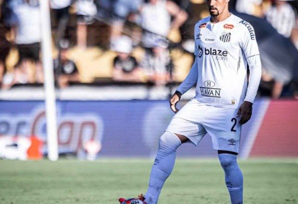 ZÉ IVALDO - Esteve bem posicionado para bloquear chute de Maycon e recebeu cartão amarelo ao cometer falta para evitar ataque do adversário, depois de falha de Brazão. NOTA 4,5. Foto: Raul Baretta/ Santos FC.