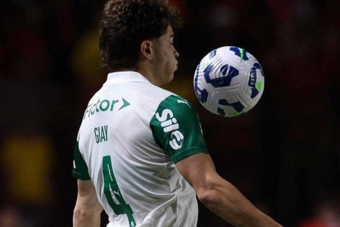 GIAY – Ficou preso na defesa, já que Vinicius, o jogador mais perigoso do Bragantino, atuou quase sempre pelo seu setor. Perdeu alguns duelos contra o atacante, como no lance do gol de Gabriel. Porém, compensou ao salvar um gol certo no segundo tempo. Com isso, apareceu pouco no ataque. NOTA 6,5. Foto: Cesar Greco/Palmeiras