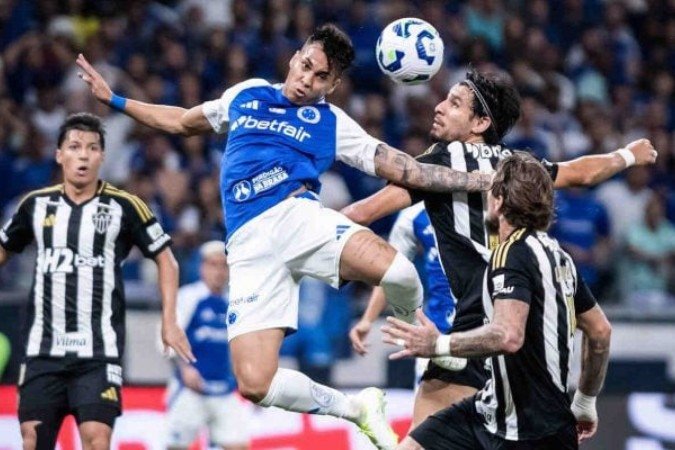 O atacante do Cruzeiro Kaio Jorge disputa, pelo alto, a bola com o atleticano Junior Alonso - (crédito: Foto: Gustavo Aleixo/Cruzeiro) O atacante do Cruzeiro Kaio Jorge disputa, pelo alto, a bola com o atleticano Junior Alonso - (crédito: Foto: Gustavo Aleixo/Cruzeiro)