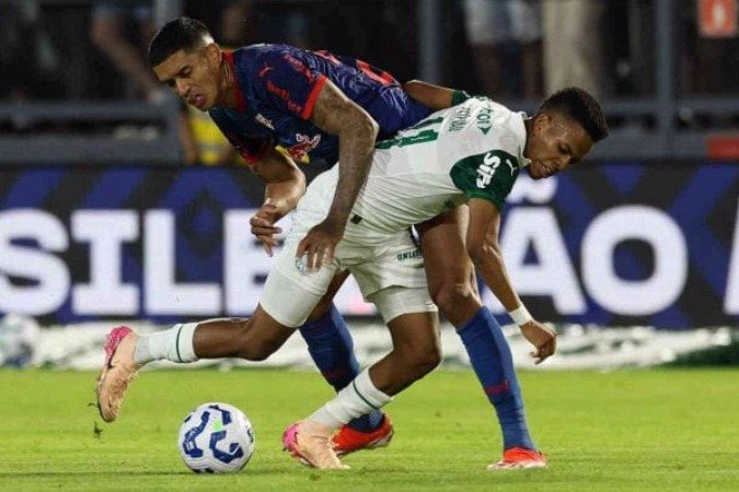 Estevão na tem vida fácil diante do Bragantino. Contudo,o líder Palmeiras se deu bem: venceu de virada, por 2 a 1 - (crédito: Cesar Greco/Palmeiras/by Canon)) Estevão na tem vida fácil diante do Bragantino. Contudo,o líder Palmeiras se deu bem: venceu de virada, por 2 a 1 - (crédito: Cesar Greco/Palmeiras/by Canon))