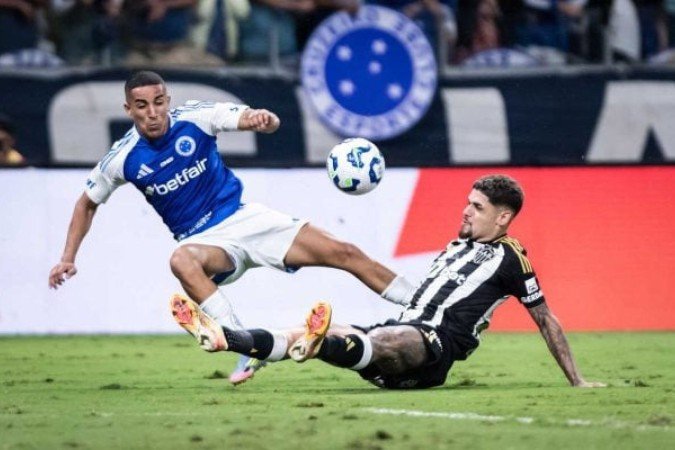 Christian e Rubens disputam a bola. Clássico entre Cruzeiro e Atlético foi pegado e terminou 0 a 0 - (crédito: Foto: Gustavo Aleixo) Christian e Rubens disputam a bola. Clássico entre Cruzeiro e Atlético foi pegado e terminou 0 a 0 - (crédito: Foto: Gustavo Aleixo)