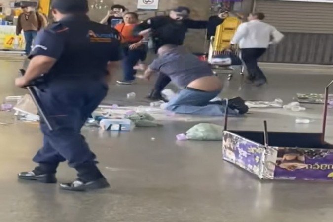 O ambulante jogou um carrinho de açaí na direção dos policiais, que reagiram com chutes e uso de spray de pimenta - (crédito: Reprodução/Instagram Diário de Ceilândia) O ambulante jogou um carrinho de açaí na direção dos policiais, que reagiram com chutes e uso de spray de pimenta - (crédito: Reprodução/Instagram Diário de Ceilândia)