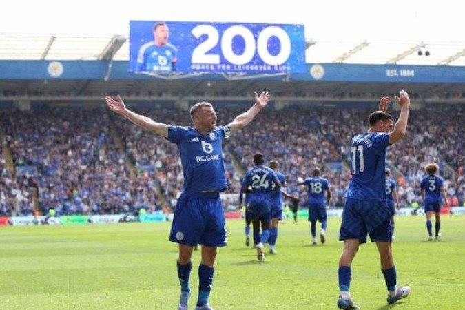 Vardy marca e o telão do Leicester indica: em seu adeus, ele chegou ao gol 200 pelos Foxes - (crédito: Foto: George Wood/Getty Images) Vardy marca e o telão do Leicester indica: em seu adeus, ele chegou ao gol 200 pelos Foxes - (crédito: Foto: George Wood/Getty Images)