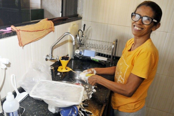 Maria do Amparo trabalha há nove anos como fichada. A segurança é, para ela, a maior vontagem de ser CLT - (crédito: Minervino Junior/CB/D.A Press) Maria do Amparo trabalha há nove anos como fichada. A segurança é, para ela, a maior vontagem de ser CLT - (crédito: Minervino Junior/CB/D.A Press)