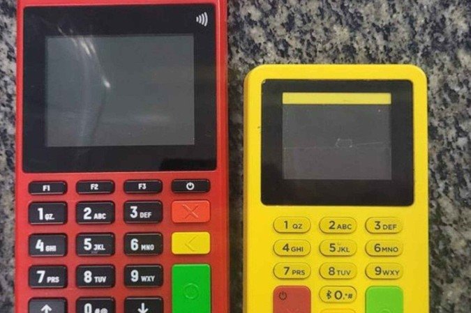 Com os suspeitos, foram encontrados cerca de R$ 2 mil em espécie, dois cartões bancários com os nomes parcialmente raspados, duas máquinas de cartão e um extrato bancário em nome do idoso - (crédito: PMDF/Divulgação) Com os suspeitos, foram encontrados cerca de R$ 2 mil em espécie, dois cartões bancários com os nomes parcialmente raspados, duas máquinas de cartão e um extrato bancário em nome do idoso - (crédito: PMDF/Divulgação)