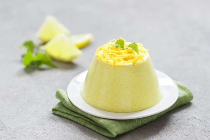 Pudim cremoso de limão (Imagem: Aksana Ban | Shutterstock) - (crédito: EdiCase) Pudim cremoso de limão (Imagem: Aksana Ban | Shutterstock) - (crédito: EdiCase)