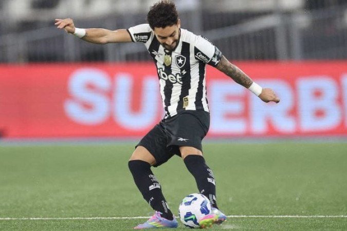 TELLES - Pouco agudo na hora de atacar. Teve algumas derrapadas também, mas, aos poucos foi se establizando na partida. Terminou fechando bem o lado - NOTA: 6,0 - Foto: Vitor Silva/Botafogo   