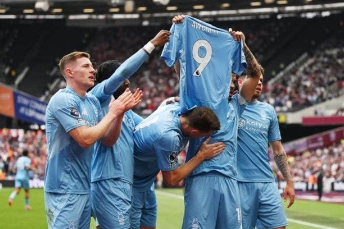 No primeiro gol contra o West Ham, jogadores do Forest homenagearam Taiwo Awoniyi, que sofreu grave lesão no jogo anterior - (crédito: Alex Broadway/Getty Images) No primeiro gol contra o West Ham, jogadores do Forest homenagearam Taiwo Awoniyi, que sofreu grave lesão no jogo anterior - (crédito: Alex Broadway/Getty Images)