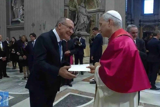 Alckmin entrega ao papa a carta escrita pelo presidente Lula, depois da missa inaugural do novo pontificado - (crédito: Reprodução/Vatican News) Alckmin entrega ao papa a carta escrita pelo presidente Lula, depois da missa inaugural do novo pontificado - (crédito: Reprodução/Vatican News)