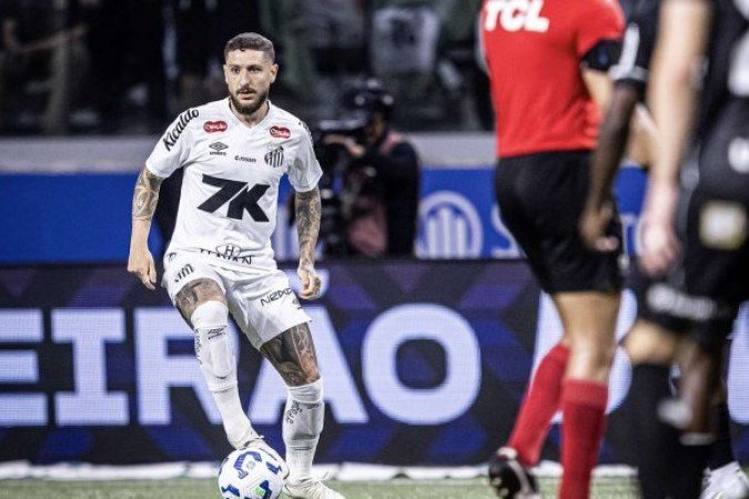 ZÉ RAFAEL - Assim como seu companheiro de posição teve boa performance no primeiro tempo ao conter o Corinthians, porém o cenário mudou na segunda etapa. Nota 5,0. Foto: Raul Baretta/ Santos FC.