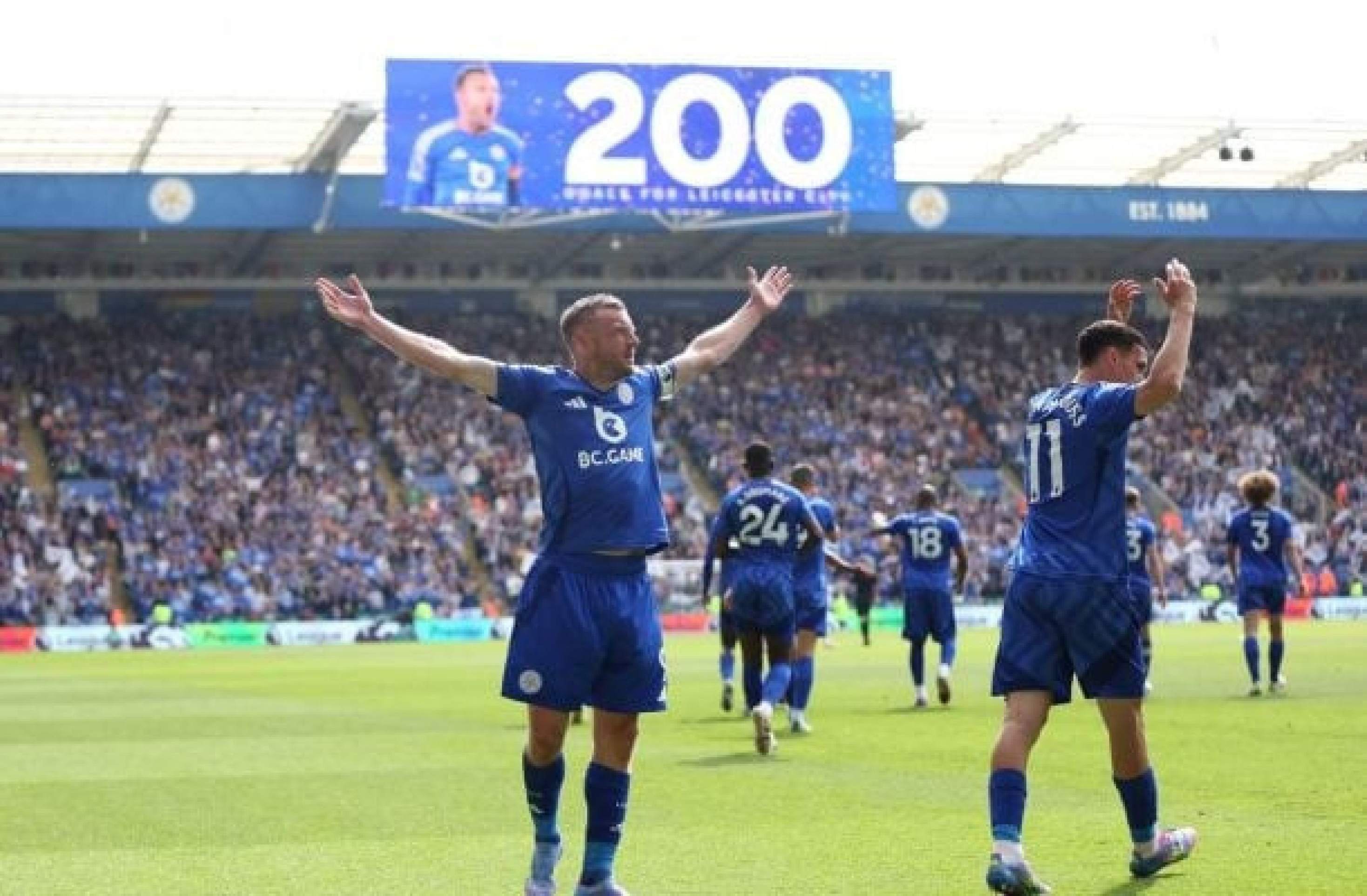 Maior ídolo do Leicester faz 200º gol e encerra era no clube