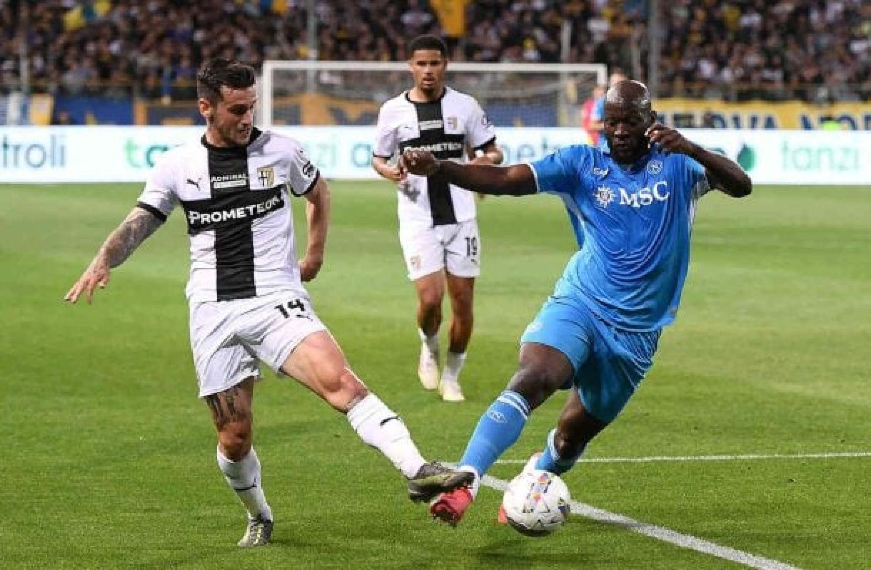 Italiano: Napoli e Inter empatam, e título é adiado